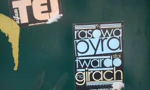 Rasowa pyra stoi twardo na girach" - to hasło w gwarze poznańskiej na czarnej naklejce.