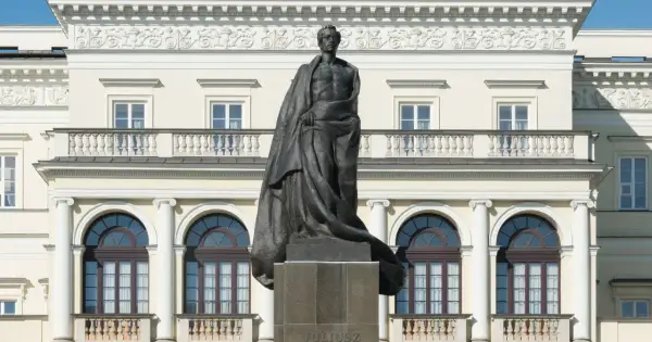 Pomnik Słowackiego, majestatyczna rzeźba w otoczeniu klasycystycznej architektury, przywołuje ducha poezji i historii.