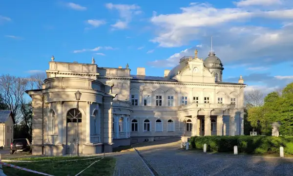 Pałac w Kościelcu, miejscowość o bogatej historii, prezentuje się okazale w blasku zachodzącego słońca.